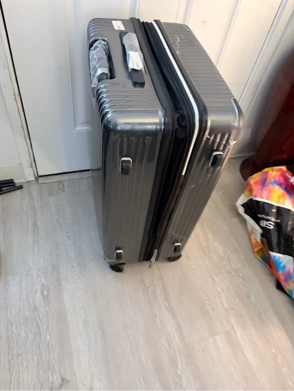 Ribbed Hard-Shell Spinner Luggage - Black